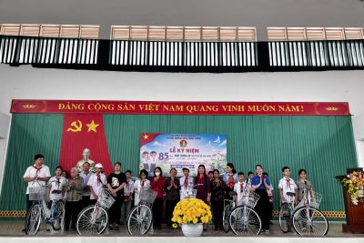 TRƯỜNG THCS TRUNG LƯƠNG TỔ CHỨC KỶ NIỆM 85 NĂM NGÀY THÀNH LẬP ĐỘI TNTP HỒ CHÍ MINH VÀ TRAO QUÀ CHO HỌC SINH KHÓ KHĂN