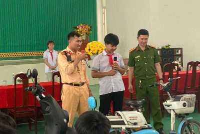 CÔNG AN XÃ BÌNH AN TUYÊN TRUYỀN AN TOÀN GIAO THÔNG TẠI TRƯỜNG THCS TRUNG LƯƠNG